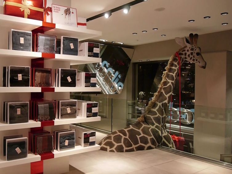 fabrication girafe décoration magasin celio