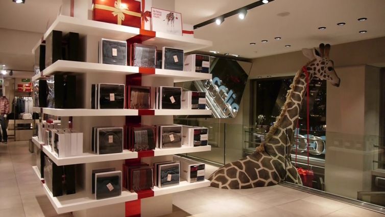 maquette girafe décorative. aménagement magasin célio paris