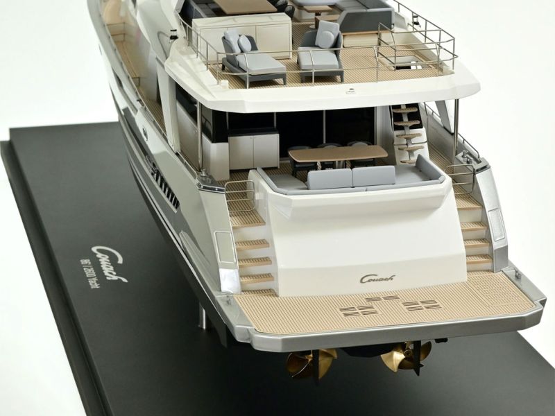 maquette bateau yacht 26m fly chantier Couach sur socle