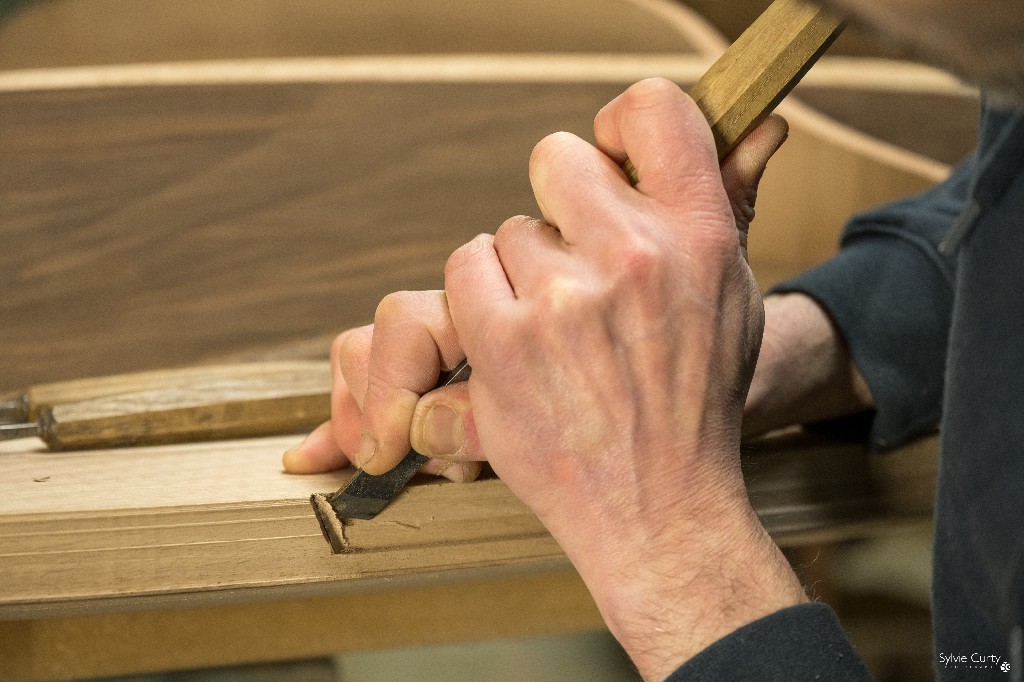 menuisier bois découpe ciseaux fabrication mobilier haut de gamme atelier F&V