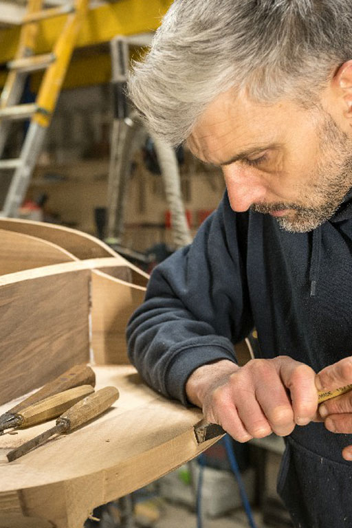 menuisier bois découpe ciseaux fabrication mobilier artisan d"art atelier aytrè F&V