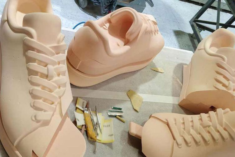 Usinage PU240 d’éléments de chaussures pour totem Adidas
