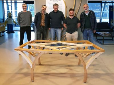 équipe Compagnons du Devoir Formes et volume fabrication table d'art en bois